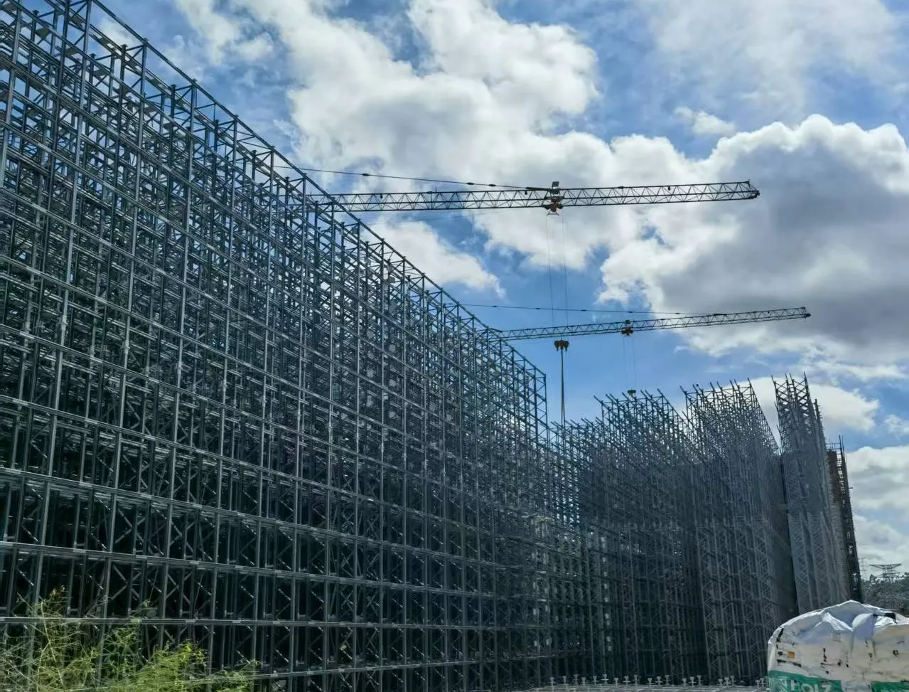 Ultra-large intelligent automated warehouse (under construction) project – a 20,000+ cargo space all-steel structure warehousing hub.
