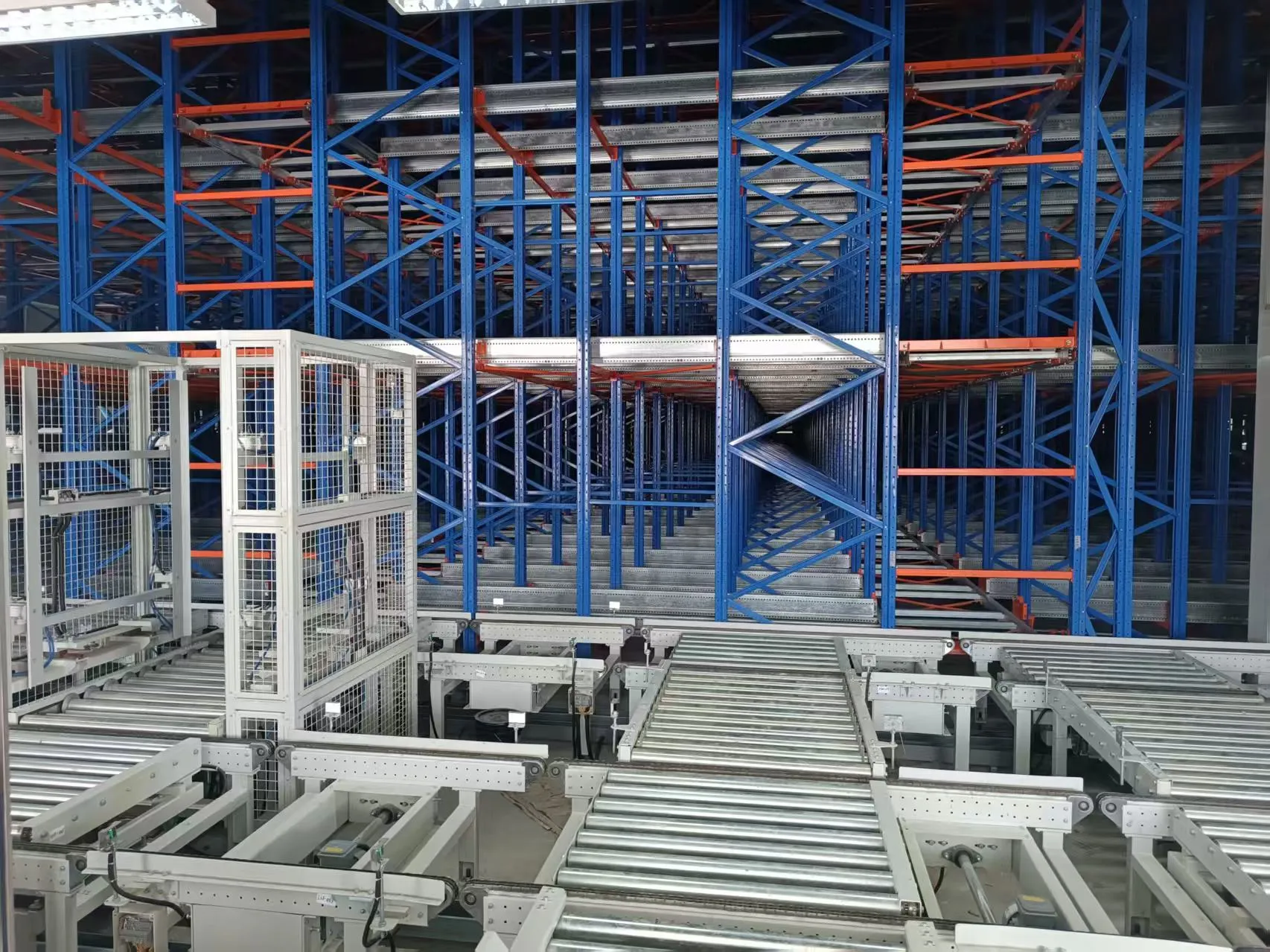 Power-Smart Warehouse： A Four-Way Shuttle-Powered Intelligent Hub for Grid Materials